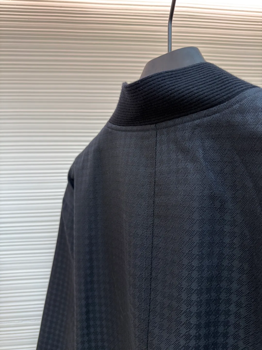 LOUIS VUITTON Sheep Wool Cardigan Tunic Jacket ●Original version: Purchased and developed for 22000 ●Item number: 1681142-C00 ●Fabric: wool blended fabric ●Technology: High-temperature rhinestone production ●Version: Fitted version ●Weight: about 735 grams ●Size: 48-50-52-54 ●Description: 22,000 purchased and developed, 50-count wool blended jacquard fabric, gradient flat machine rib, rayon lining, positioning cutting bed, high-temperature hot drilling, customized 1:1 buttons, customized 1:1 chain, customized 1:1 trademark. The overall wiring is straight and delicate, the fabric is comfortable and soft, and the color is consistent without color difference. It can be matched with the same style to create a fashionable look and control various occasions. Customized accessories, complete with three standards, same style for men and women!